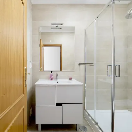 2 Bed Apartment, Quarteira, 10 Min Walk To *